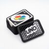 4a375b6c1b60b696.webp_20260924154140.jpeg_2K_20260925133506 Estuche Organizador para Cartas de UNO – Diseño Hexagonal 3D