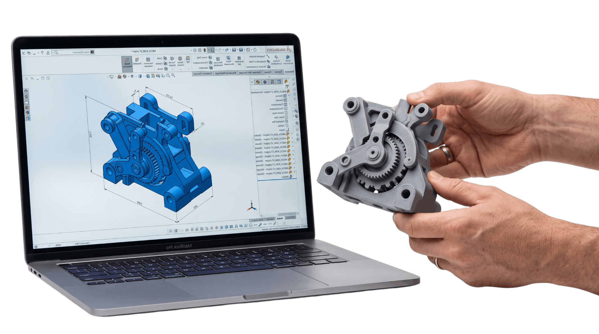 Diseñador sosteniendo una pieza impresa en 3D